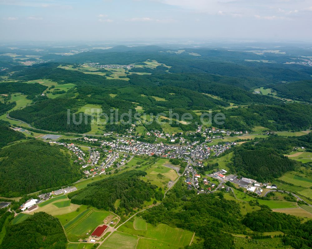 Eisemroth aus der Vogelperspektive: Von Wald umgebene Ortsansicht in Eisemroth im Bundesland Hessen, Deutschland