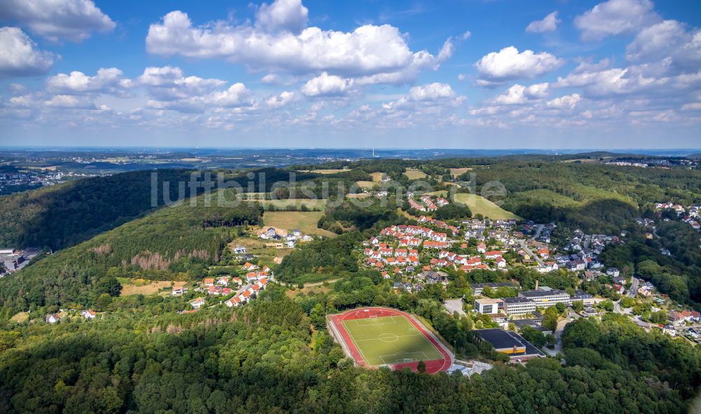 Ennepetal aus der Vogelperspektive: Von Wald umgebene Ortsansicht in Ennepetal im Bundesland Nordrhein-Westfalen, Deutschland