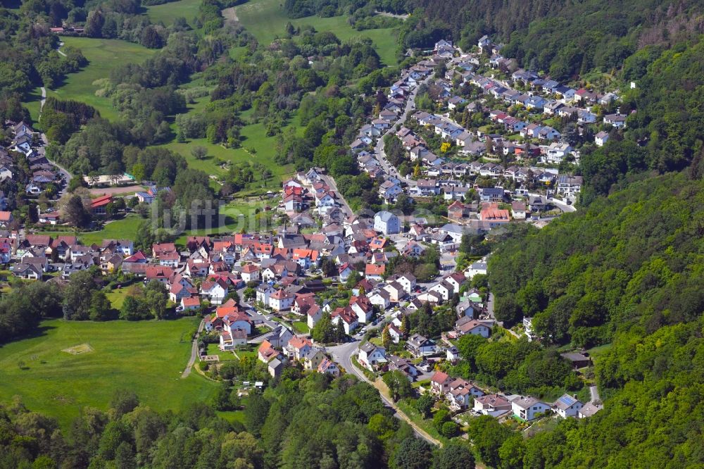 Luftaufnahme Eppstein - Von Wald umgebene Ortsansicht in Eppstein im Bundesland Hessen, Deutschland