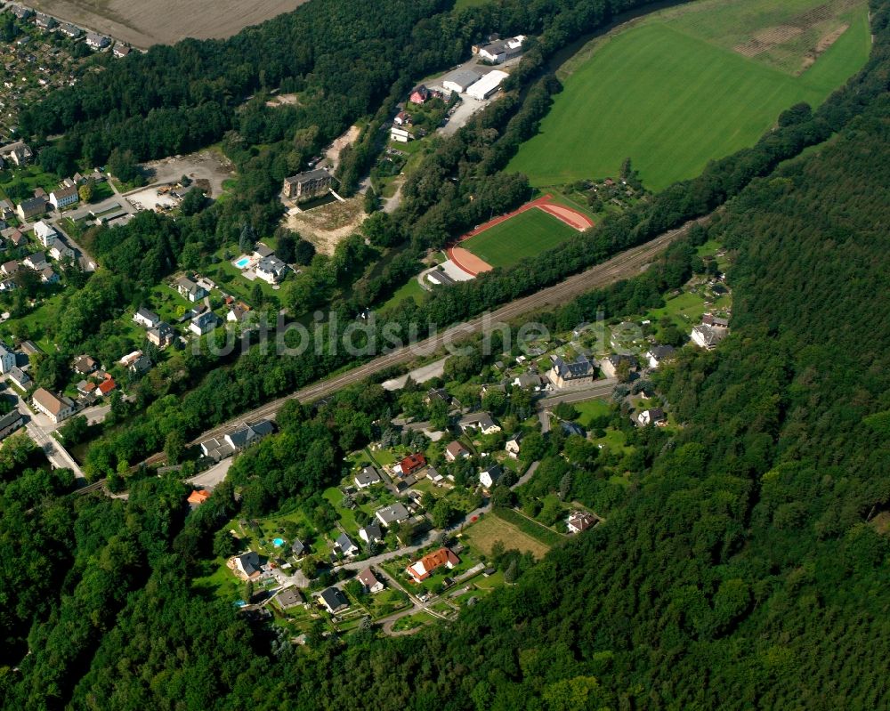 Luftaufnahme Erdmannsdorf - Von Wald umgebene Ortsansicht in Erdmannsdorf im Bundesland Sachsen, Deutschland