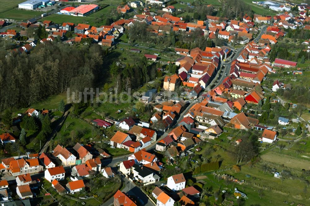 Ernstroda von oben - Von Wald umgebene Ortsansicht in Ernstroda im Bundesland Thüringen, Deutschland