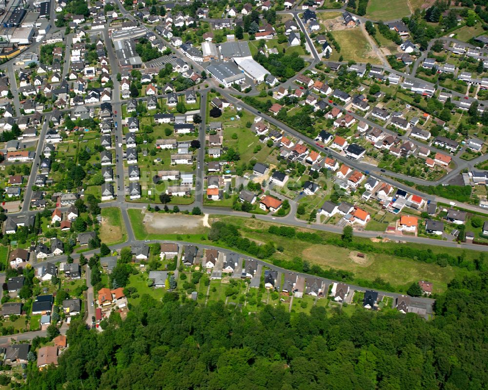 Fleisbach von oben - Von Wald umgebene Ortsansicht in Fleisbach im Bundesland Hessen, Deutschland