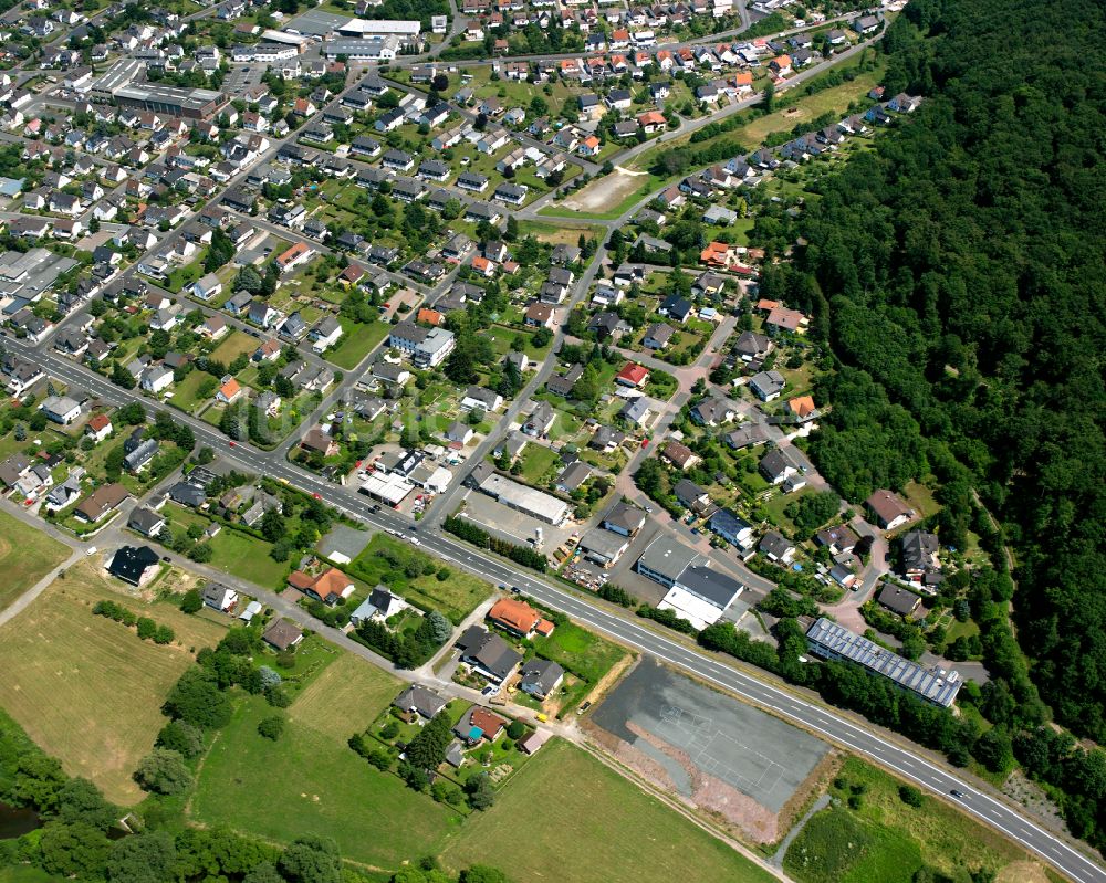 Fleisbach aus der Vogelperspektive: Von Wald umgebene Ortsansicht in Fleisbach im Bundesland Hessen, Deutschland