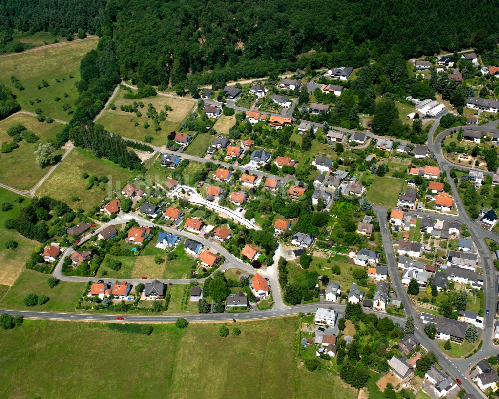 Fleisbach von oben - Von Wald umgebene Ortsansicht in Fleisbach im Bundesland Hessen, Deutschland