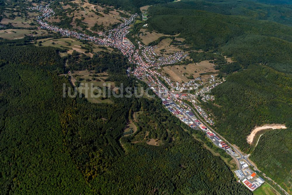 Frammersbach von oben - Von Wald umgebene Ortsansicht in Frammersbach im Bundesland Bayern, Deutschland