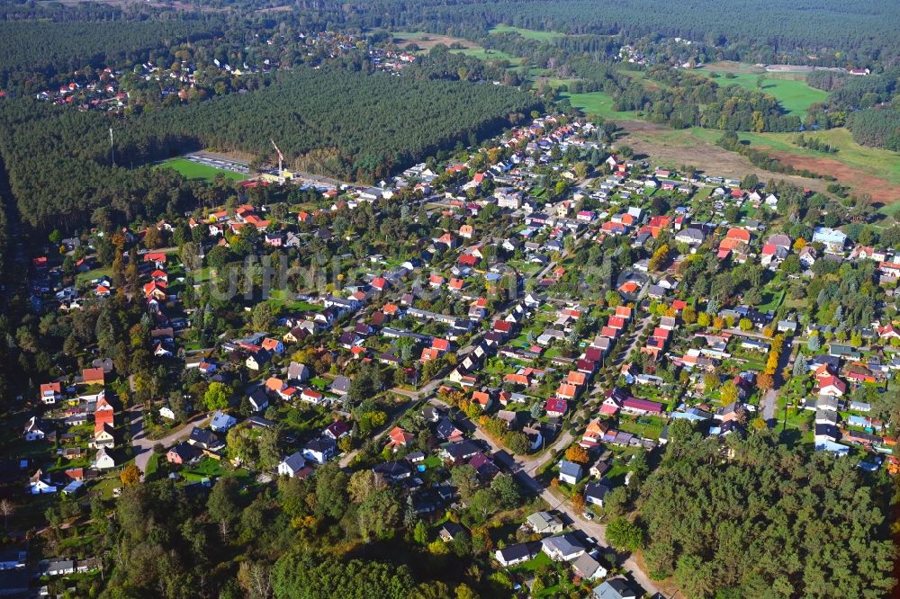 Friedrichsthal aus der Vogelperspektive: Von Wald umgebene Ortsansicht in Friedrichsthal im Bundesland Brandenburg, Deutschland