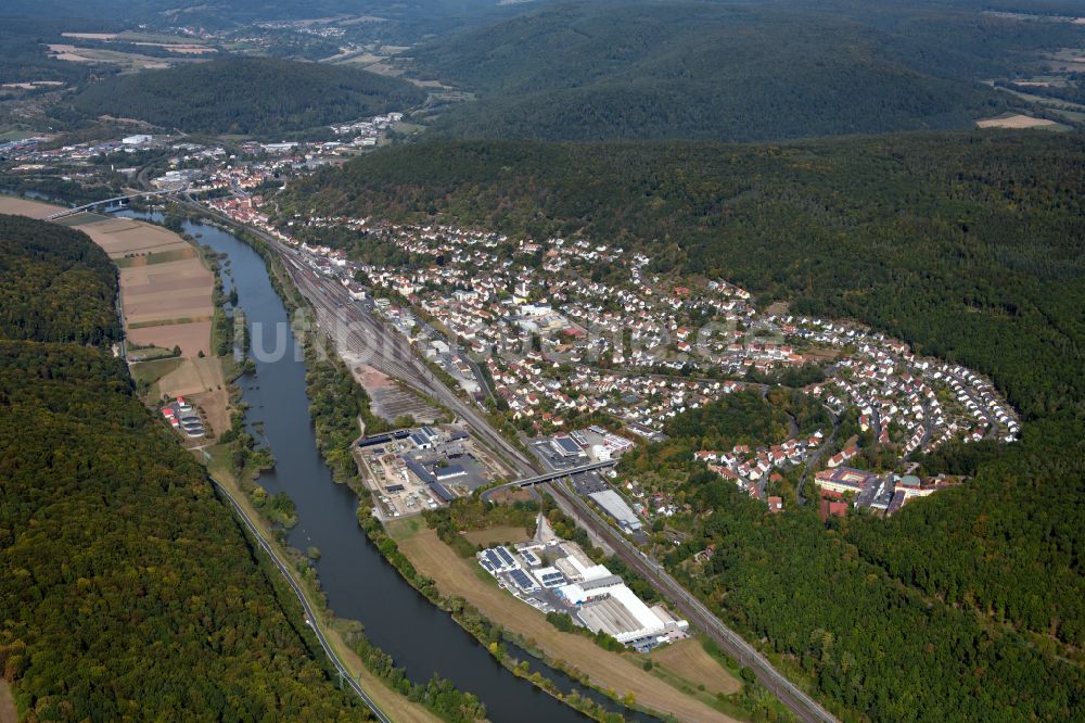 Gemünden am Main von oben - Von Wald umgebene Ortsansicht in Gemünden am Main im Bundesland Bayern, Deutschland