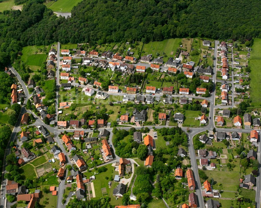 Groß Döhren aus der Vogelperspektive: Von Wald umgebene Ortsansicht in Groß Döhren im Bundesland Niedersachsen, Deutschland