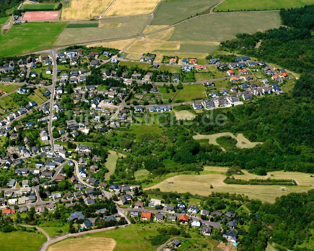 Göttschied aus der Vogelperspektive: Von Wald umgebene Ortsansicht in Göttschied im Bundesland Rheinland-Pfalz, Deutschland