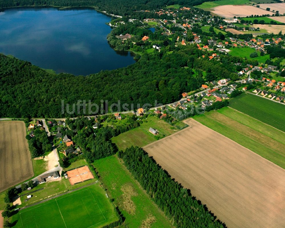 Gudow aus der Vogelperspektive: Von Wald umgebene Ortsansicht in Gudow im Bundesland Schleswig-Holstein, Deutschland