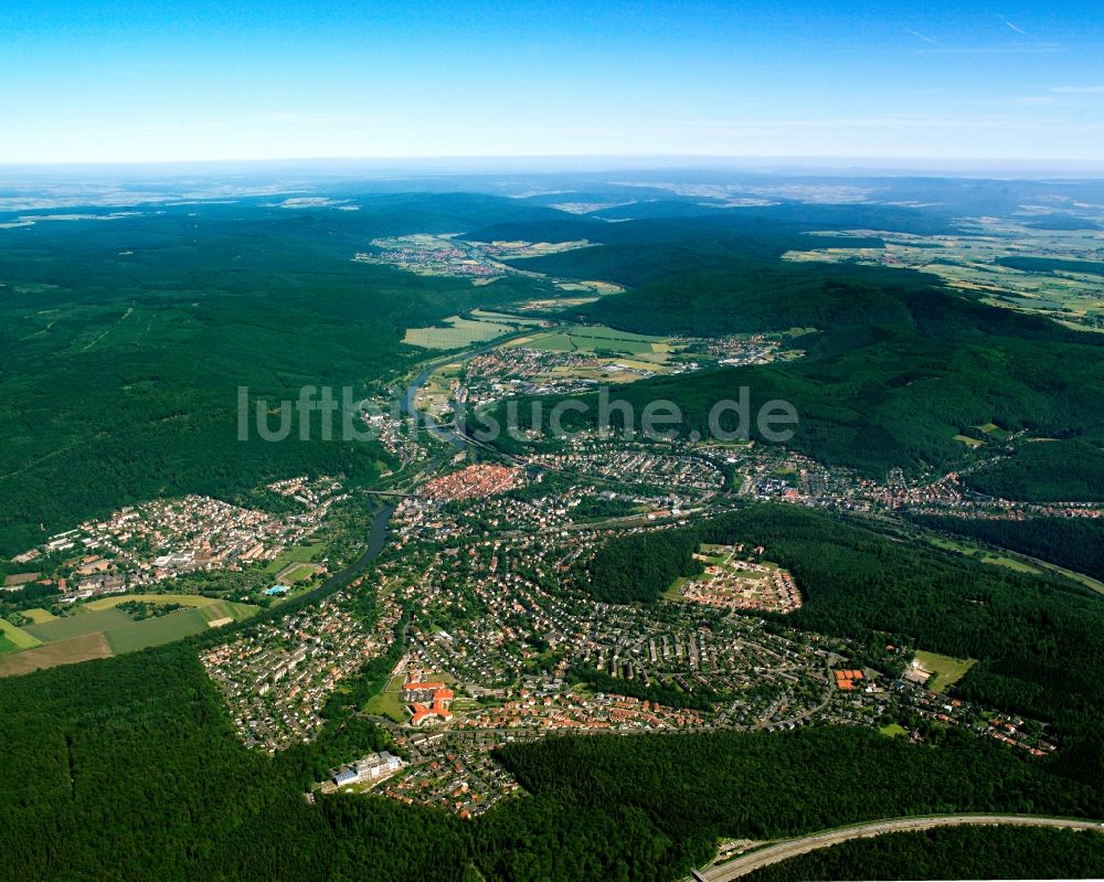 Hann. Münden aus der Vogelperspektive: Von Wald umgebene Ortsansicht in Hann. Münden im Bundesland Niedersachsen, Deutschland