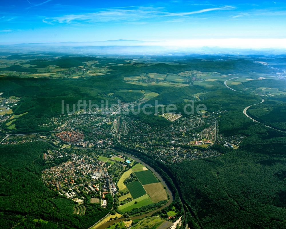 Luftbild Hann. Münden - Von Wald umgebene Ortsansicht in Hann. Münden im Bundesland Niedersachsen, Deutschland