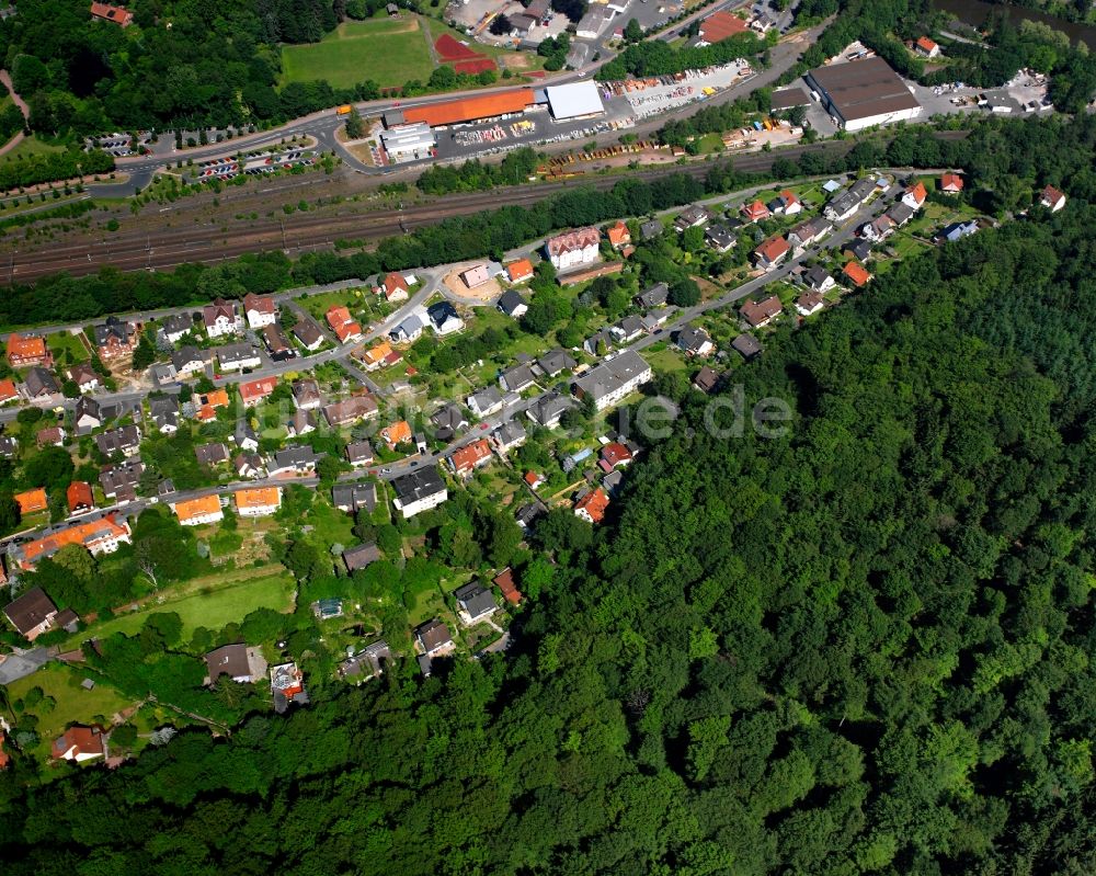 Hann. Münden aus der Vogelperspektive: Von Wald umgebene Ortsansicht in Hann. Münden im Bundesland Niedersachsen, Deutschland