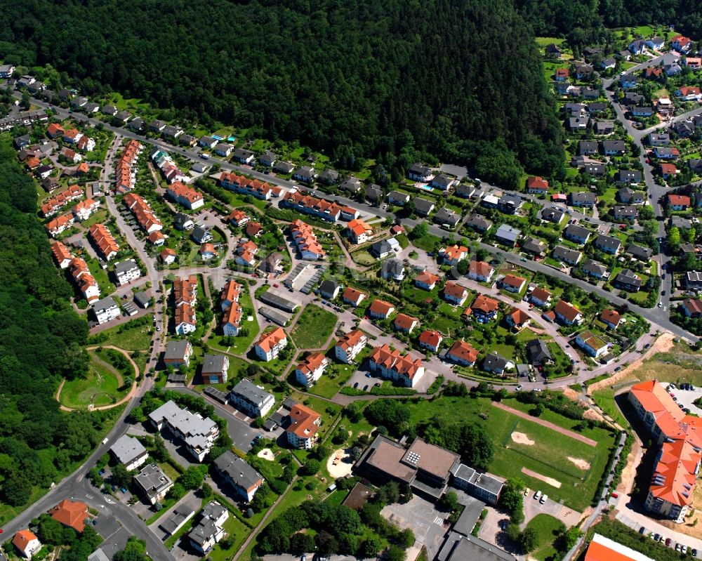 Luftaufnahme Hann. Münden - Von Wald umgebene Ortsansicht in Hann. Münden im Bundesland Niedersachsen, Deutschland