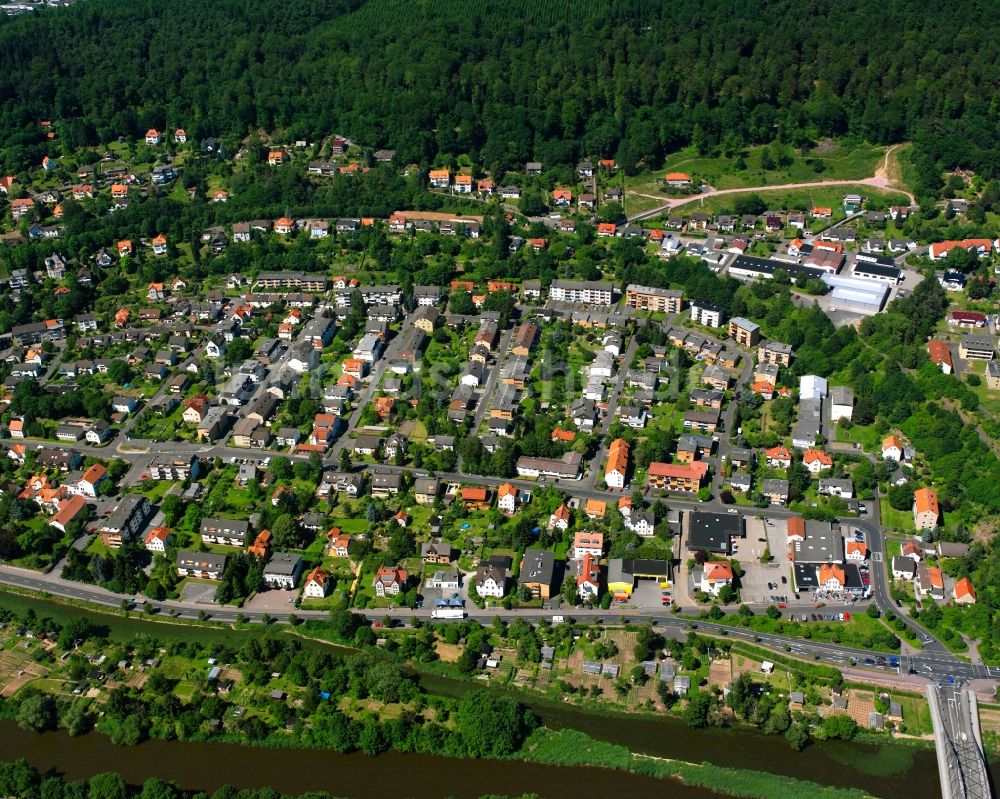 Hann. Münden von oben - Von Wald umgebene Ortsansicht in Hann. Münden im Bundesland Niedersachsen, Deutschland