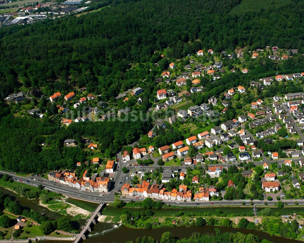 Hann. Münden aus der Vogelperspektive: Von Wald umgebene Ortsansicht in Hann. Münden im Bundesland Niedersachsen, Deutschland