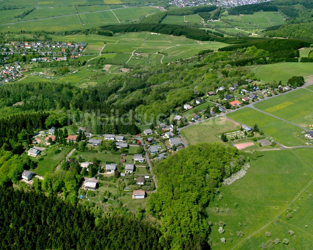 Luftbild Hirzenhain - Von Wald umgebene Ortsansicht in Hirzenhain im Bundesland Hessen, Deutschland