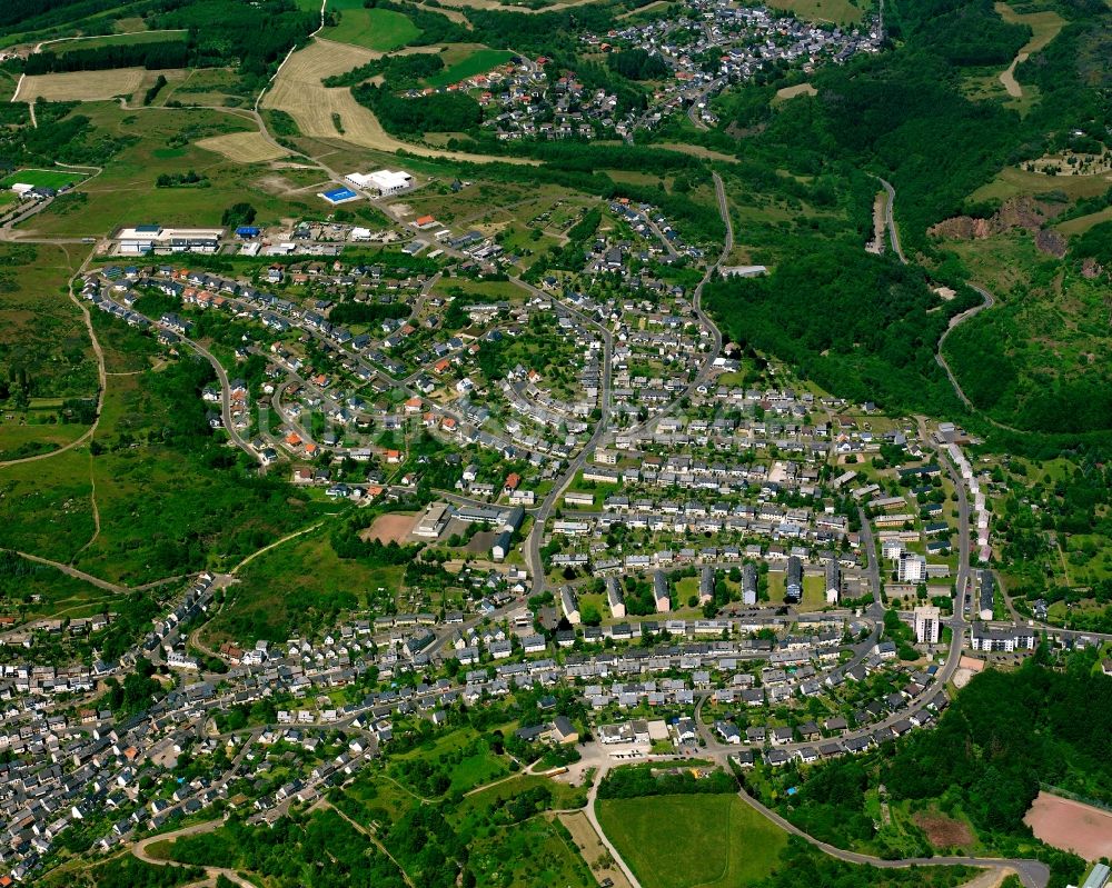 Idar von oben - Von Wald umgebene Ortsansicht in Idar im Bundesland Rheinland-Pfalz, Deutschland