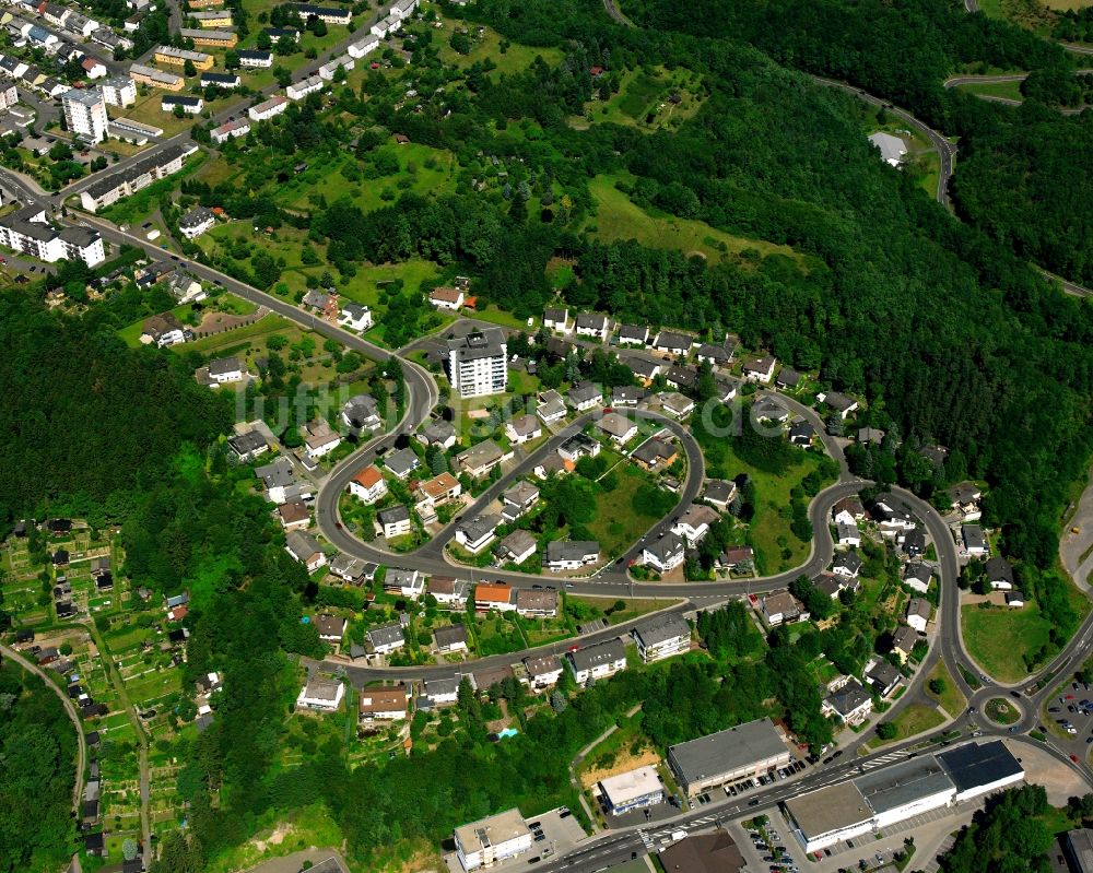 Idar aus der Vogelperspektive: Von Wald umgebene Ortsansicht in Idar im Bundesland Rheinland-Pfalz, Deutschland