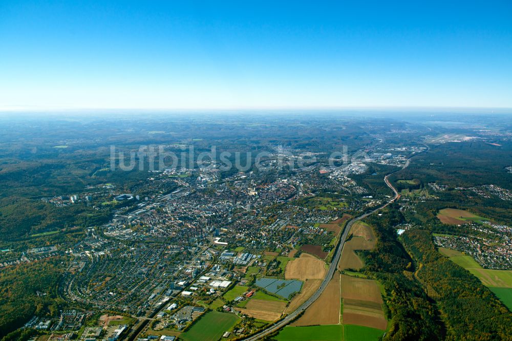 Kaiserslautern von oben - Von Wald umgebene Ortsansicht in Kaiserslautern im Bundesland Rheinland-Pfalz, Deutschland