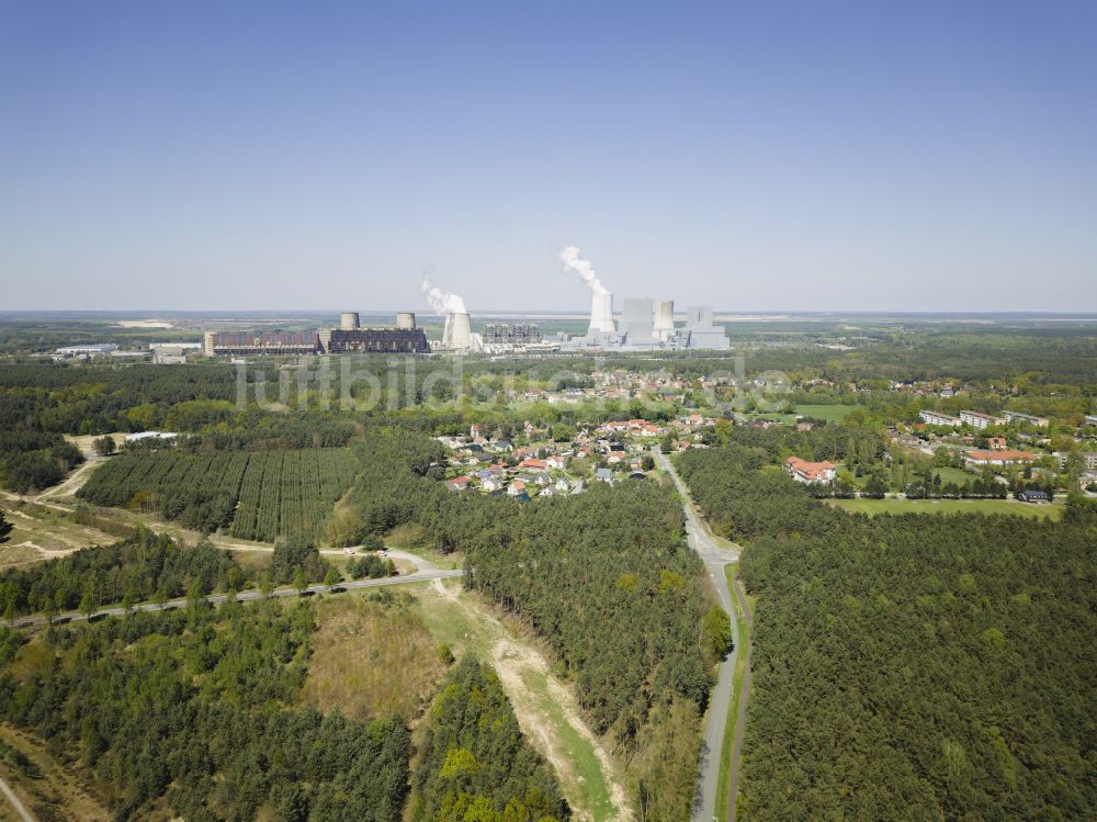 Luftaufnahme Klitten - Von Wald umgebene Ortsansicht in Klitten im Bundesland Sachsen, Deutschland