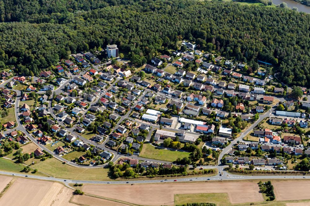 Kreuzwertheim aus der Vogelperspektive: Von Wald umgebene Ortsansicht in Kreuzwertheim im Bundesland Bayern, Deutschland