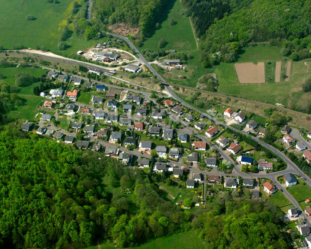 Langenaubach aus der Vogelperspektive: Von Wald umgebene Ortsansicht in Langenaubach im Bundesland Hessen, Deutschland