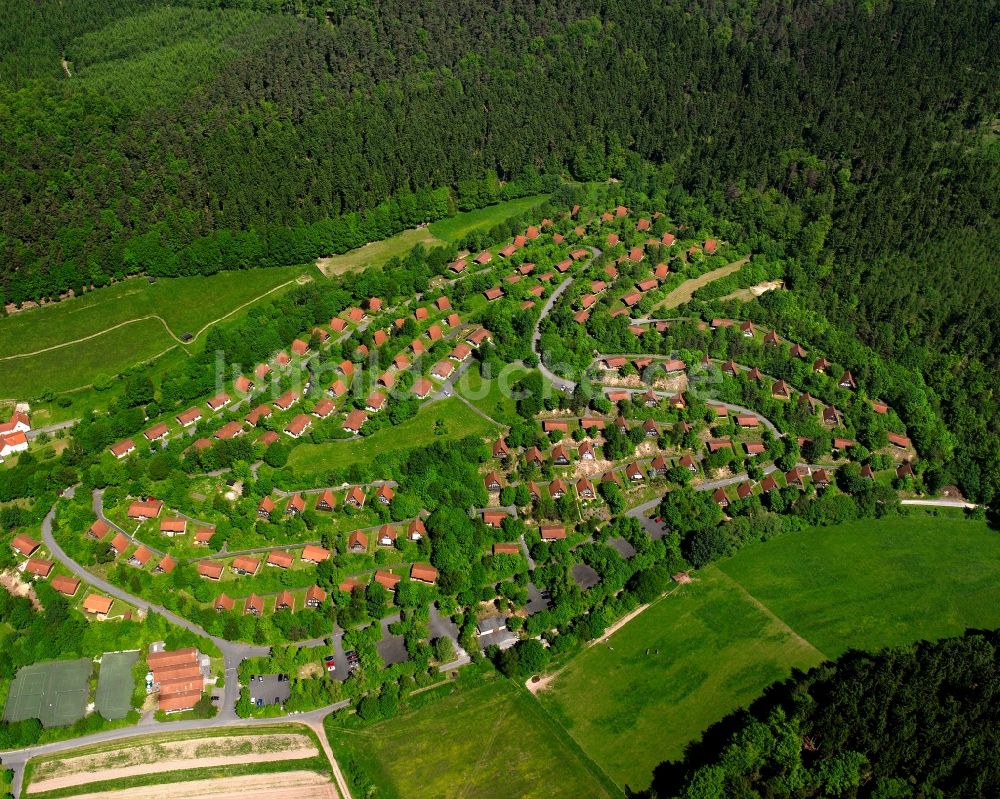 Machtlos von oben - Von Wald umgebene Ortsansicht in Machtlos im Bundesland Hessen, Deutschland