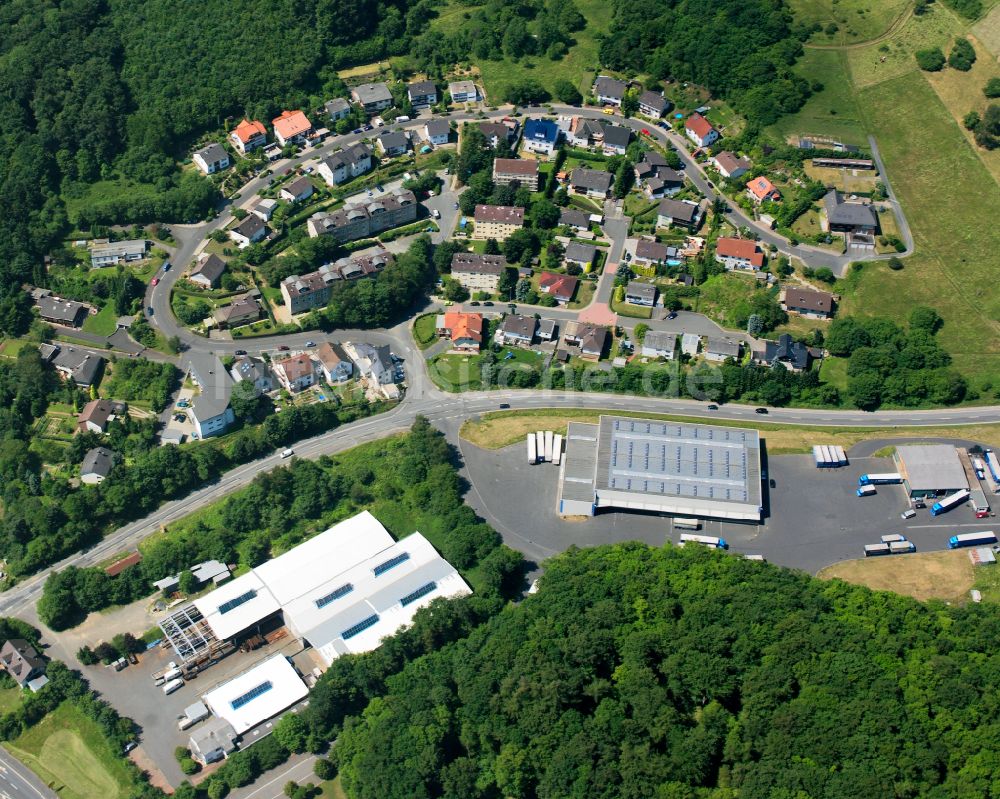 Manderbach aus der Vogelperspektive: Von Wald umgebene Ortsansicht in Manderbach im Bundesland Hessen, Deutschland