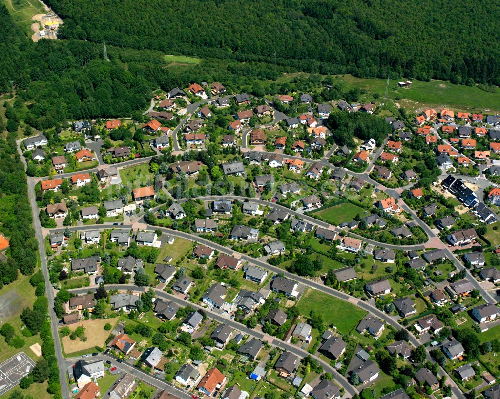 Manderbach aus der Vogelperspektive: Von Wald umgebene Ortsansicht in Manderbach im Bundesland Hessen, Deutschland