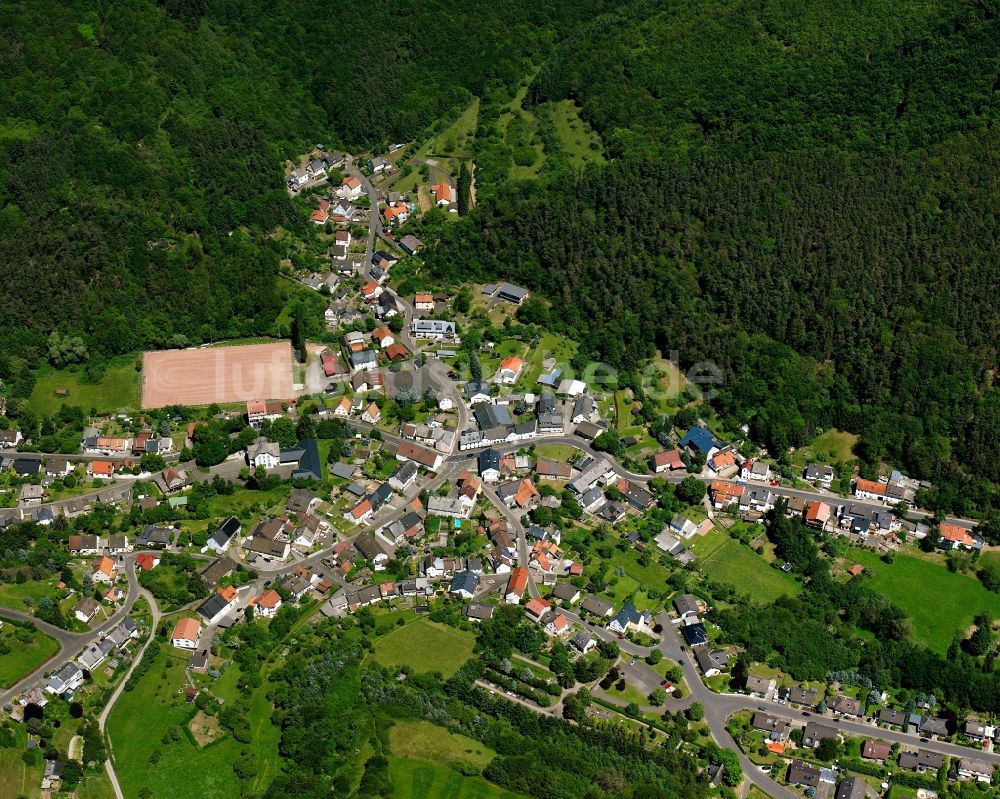 Luftbild Mittelbollenbach - Von Wald umgebene Ortsansicht in Mittelbollenbach im Bundesland Rheinland-Pfalz, Deutschland