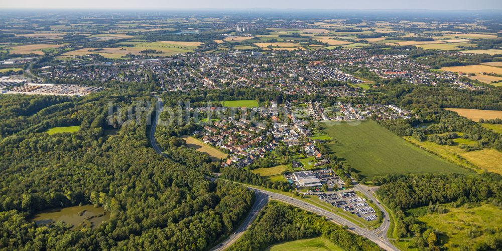 Luftbild Neubeckum - Von Wald umgebene Ortsansicht in Neubeckum im Bundesland Nordrhein-Westfalen, Deutschland