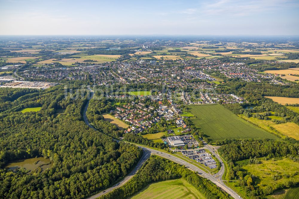 Luftaufnahme Neubeckum - Von Wald umgebene Ortsansicht in Neubeckum im Bundesland Nordrhein-Westfalen, Deutschland