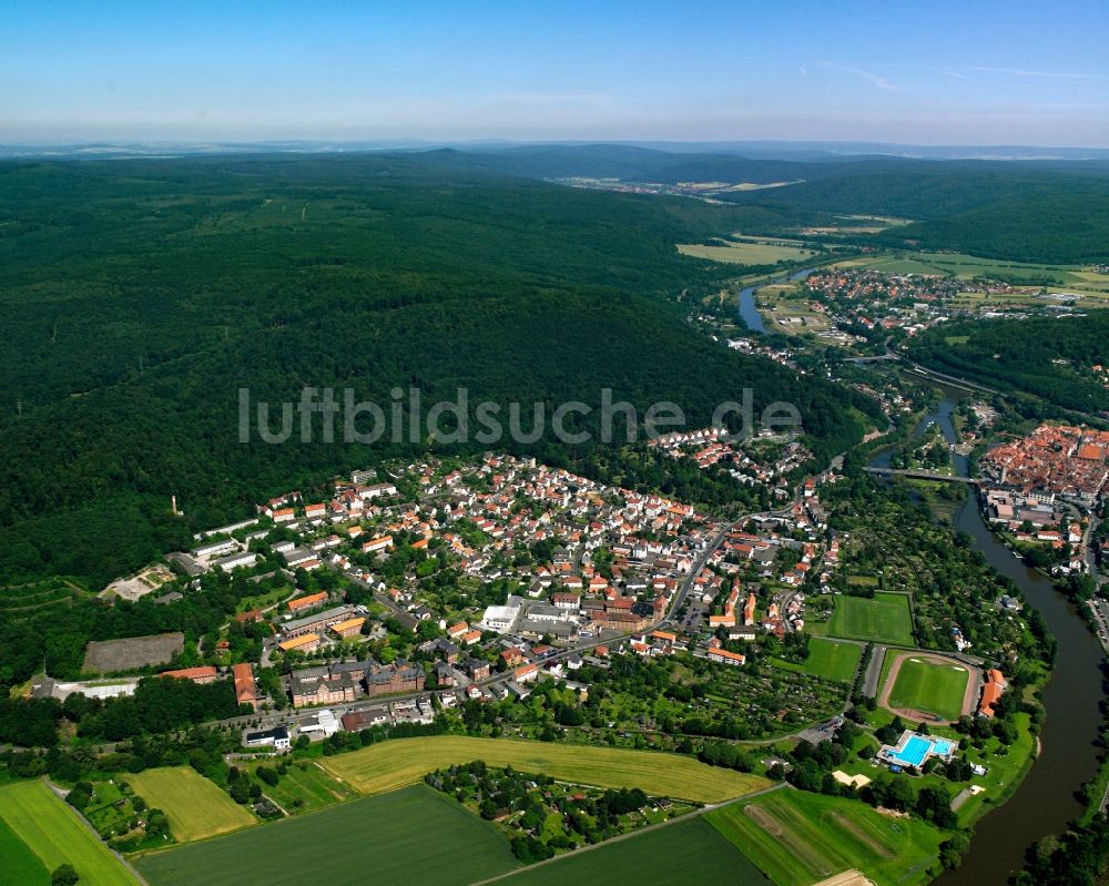 Luftaufnahme Neumünden - Von Wald umgebene Ortsansicht in Neumünden im Bundesland Niedersachsen, Deutschland