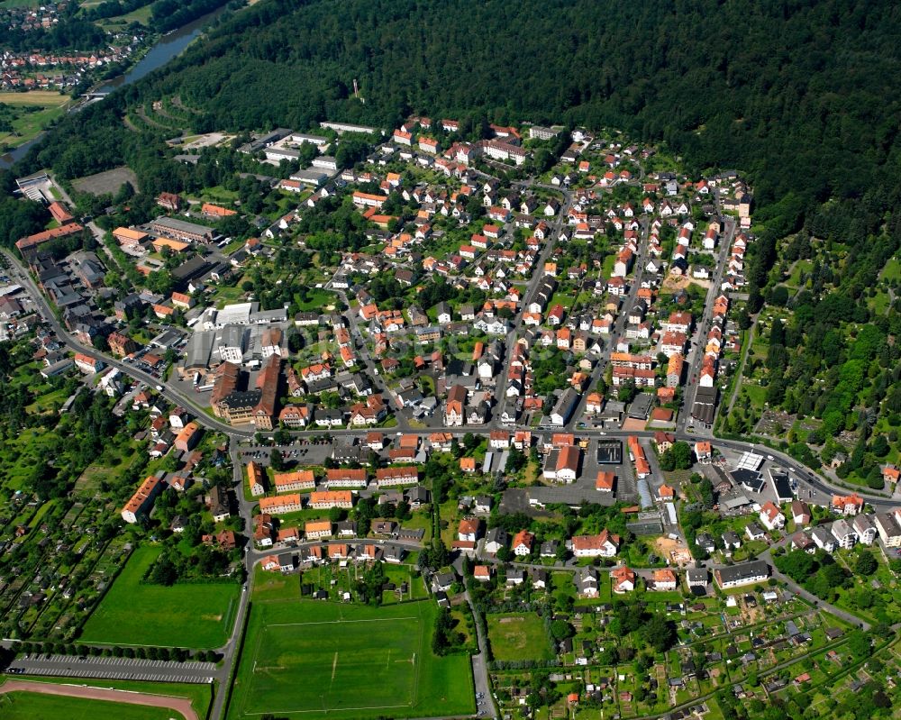 Neumünden von oben - Von Wald umgebene Ortsansicht in Neumünden im Bundesland Niedersachsen, Deutschland