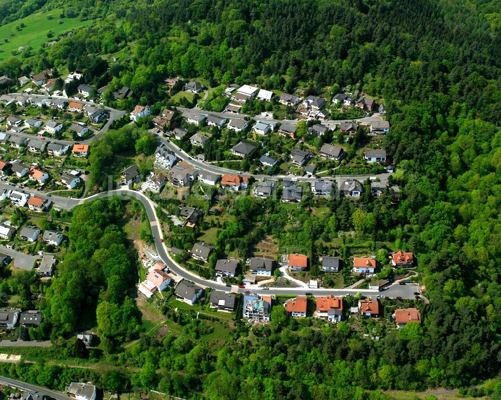 Niederscheld von oben - Von Wald umgebene Ortsansicht in Niederscheld im Bundesland Hessen, Deutschland