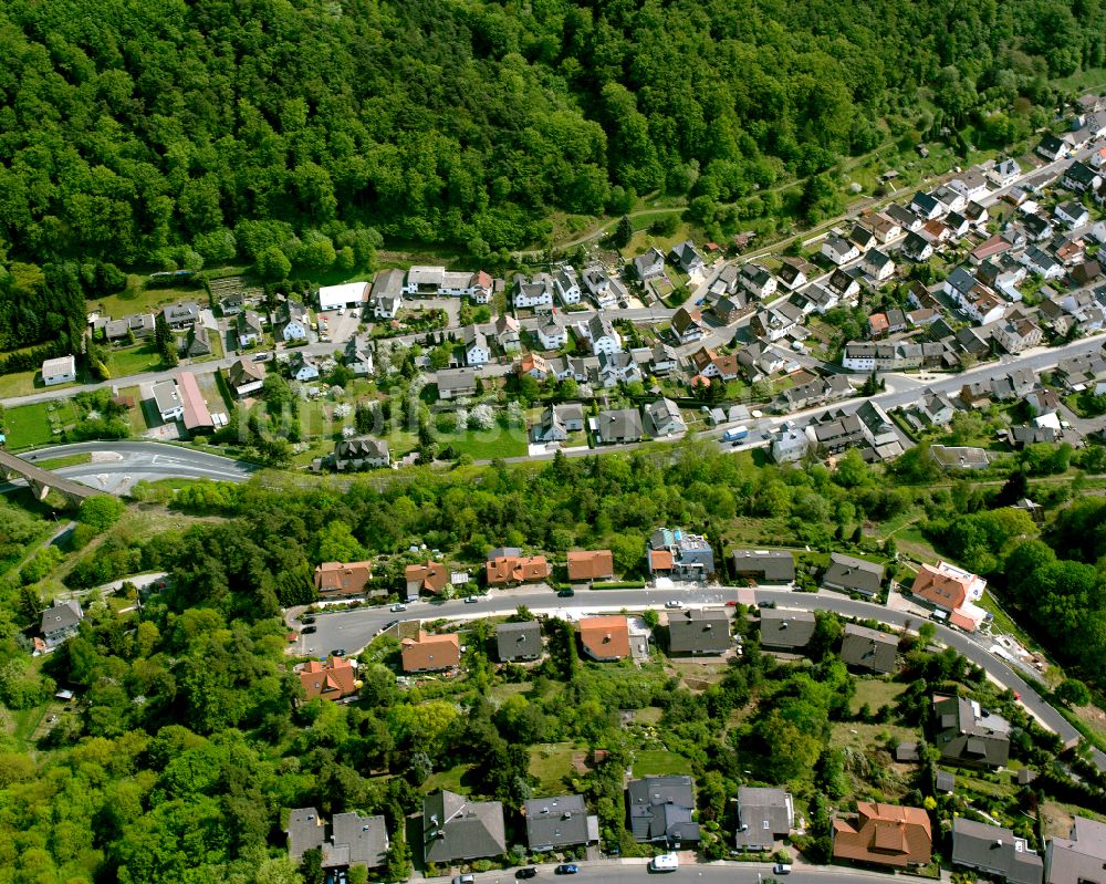 Niederscheld aus der Vogelperspektive: Von Wald umgebene Ortsansicht in Niederscheld im Bundesland Hessen, Deutschland