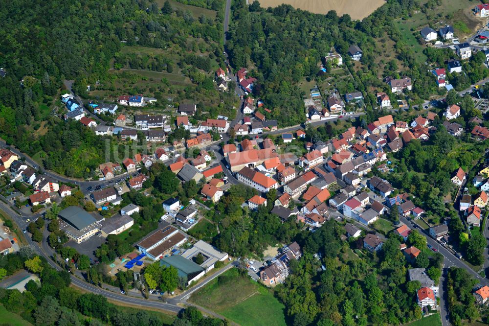 Oberdürrbach aus der Vogelperspektive: Von Wald umgebene Ortsansicht in Oberdürrbach im Bundesland Bayern, Deutschland