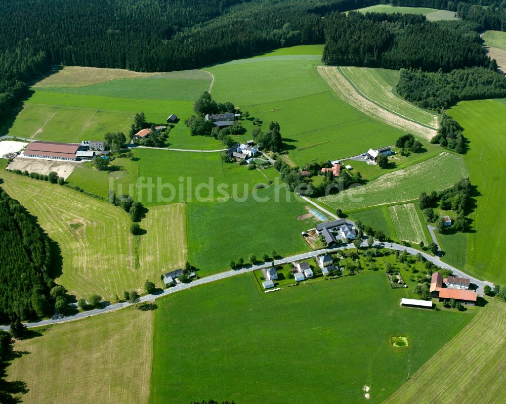 Oberkotzau aus der Vogelperspektive: Von Wald umgebene Ortsansicht in Oberkotzau im Bundesland Bayern, Deutschland