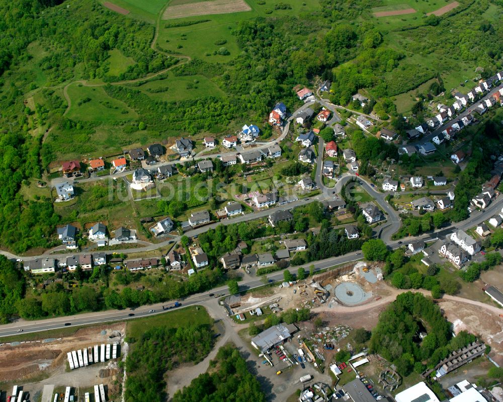 Oberscheld von oben - Von Wald umgebene Ortsansicht in Oberscheld im Bundesland Hessen, Deutschland