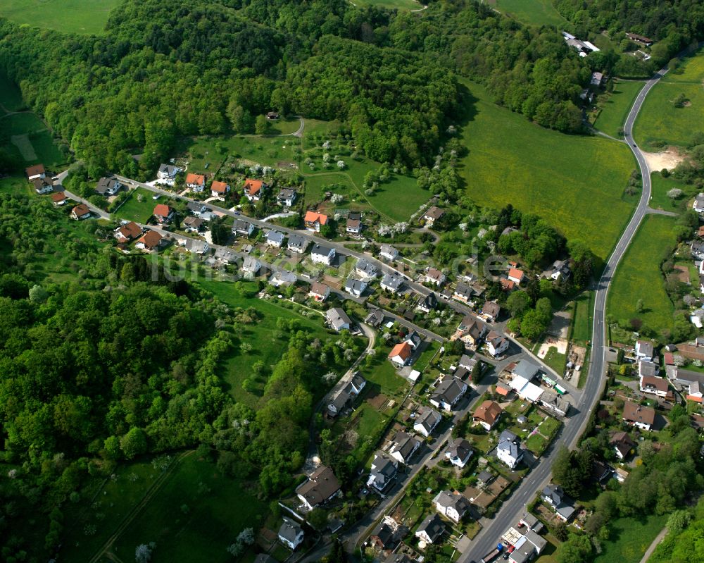 Oberscheld aus der Vogelperspektive: Von Wald umgebene Ortsansicht in Oberscheld im Bundesland Hessen, Deutschland