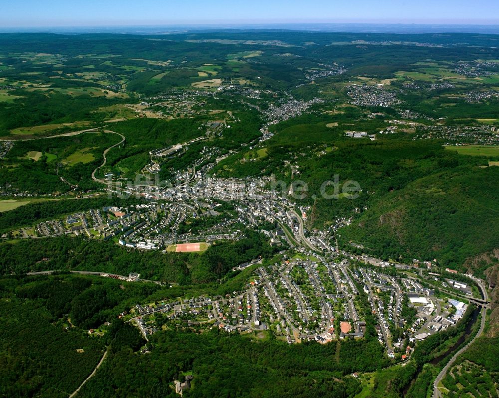 Luftaufnahme Oberstein - Von Wald umgebene Ortsansicht in Oberstein im Bundesland Rheinland-Pfalz, Deutschland