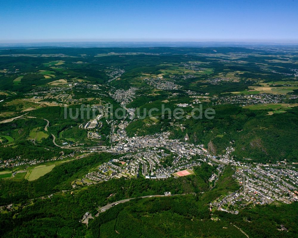 Oberstein von oben - Von Wald umgebene Ortsansicht in Oberstein im Bundesland Rheinland-Pfalz, Deutschland