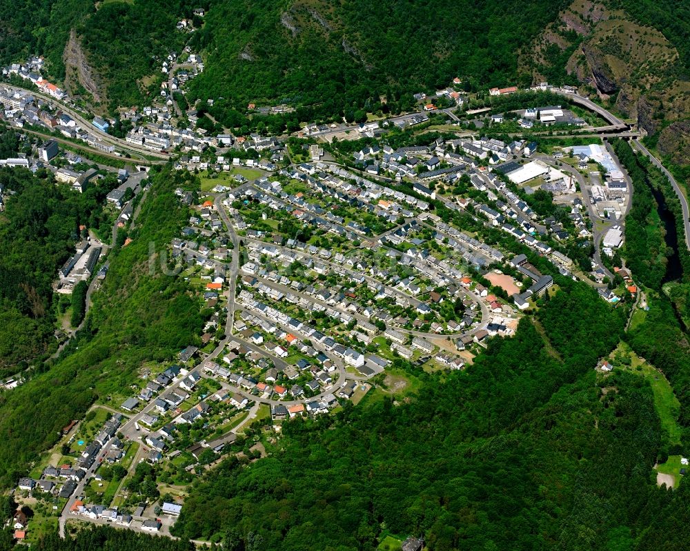 Oberstein aus der Vogelperspektive: Von Wald umgebene Ortsansicht in Oberstein im Bundesland Rheinland-Pfalz, Deutschland