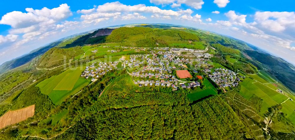 Brilon von oben - Von Wald umgebene Ortsansicht im Ortsteil Hoppecke in Brilon im Bundesland Nordrhein-Westfalen, Deutschland