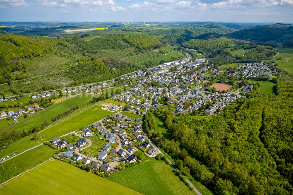 Brilon aus der Vogelperspektive: Von Wald umgebene Ortsansicht im Ortsteil Hoppecke in Brilon im Bundesland Nordrhein-Westfalen, Deutschland