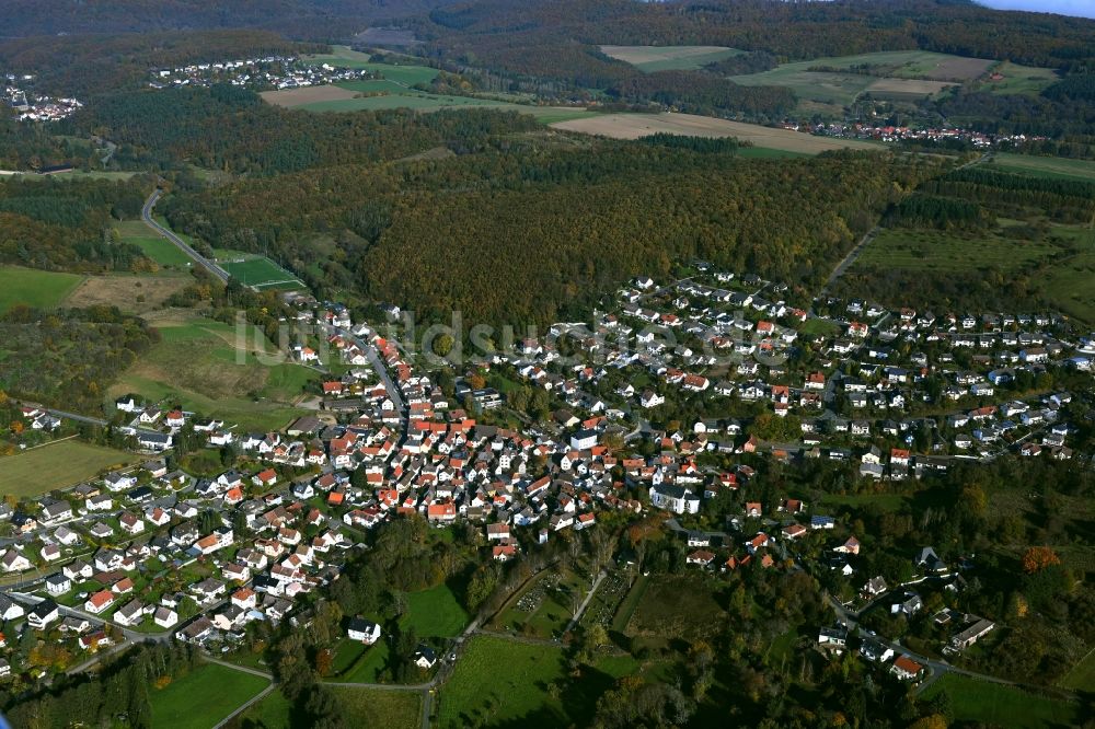 Pfaffenwiesbach von oben - Von Wald umgebene Ortsansicht in Pfaffenwiesbach im Bundesland Hessen, Deutschland