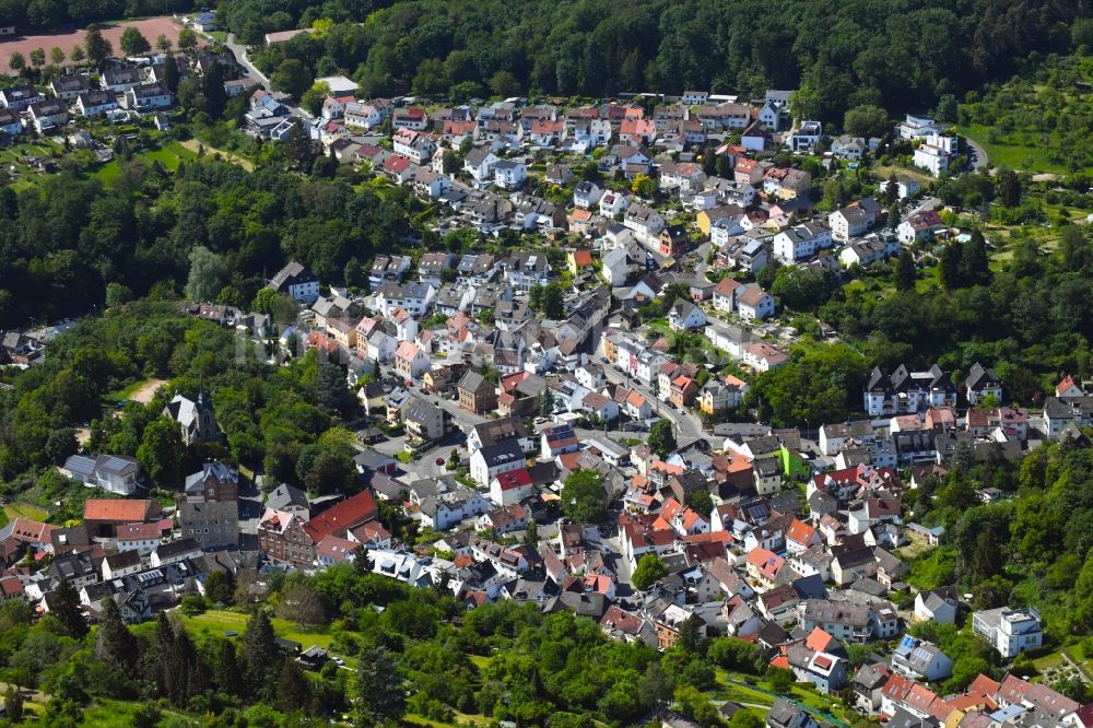 Rambach aus der Vogelperspektive: Von Wald umgebene Ortsansicht in Rambach im Bundesland Hessen, Deutschland