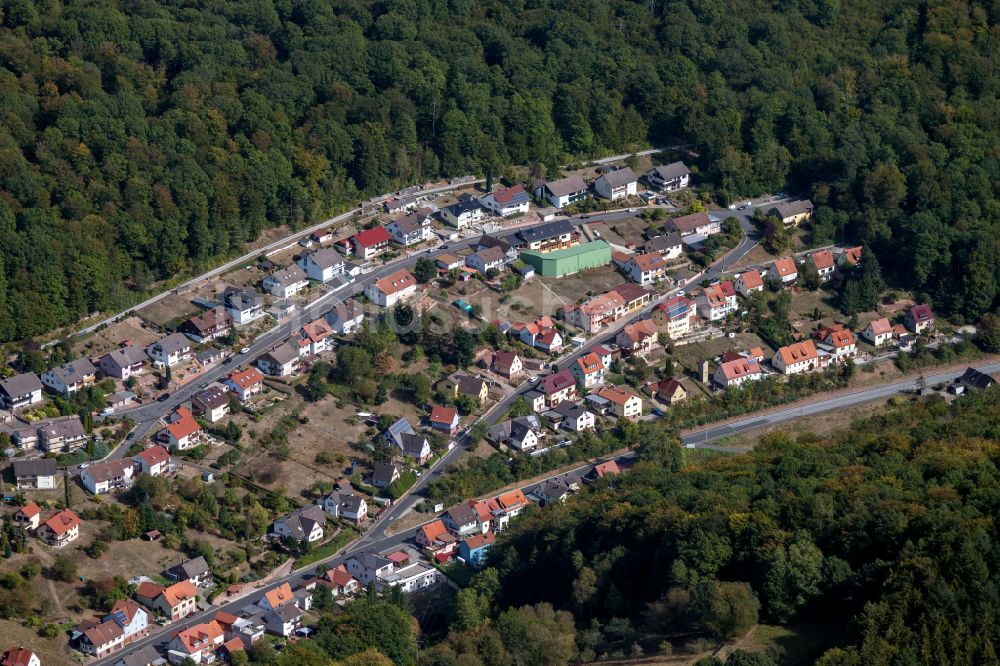 Rechtenbach aus der Vogelperspektive: Von Wald umgebene Ortsansicht in Rechtenbach im Bundesland Bayern, Deutschland