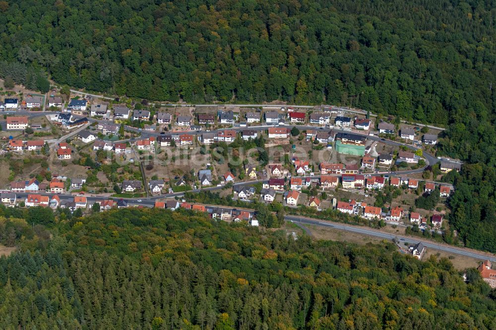 Rechtenbach von oben - Von Wald umgebene Ortsansicht in Rechtenbach im Bundesland Bayern, Deutschland